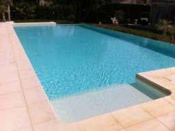 piscina con scalinata